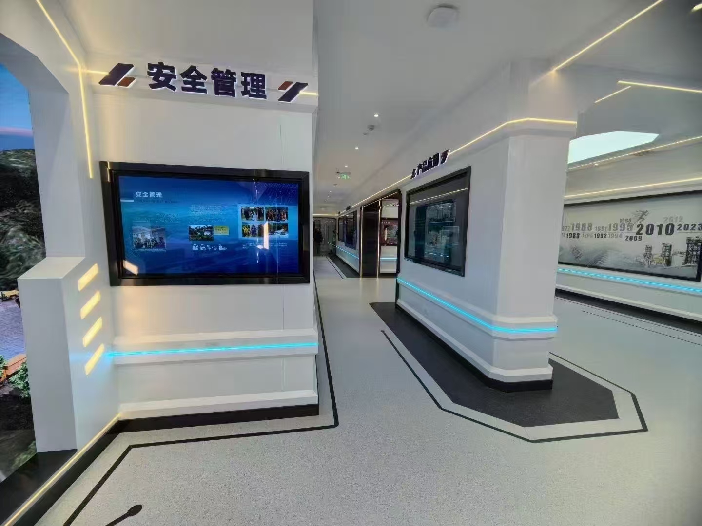 触摸查询一体机在不同展厅的大显身手