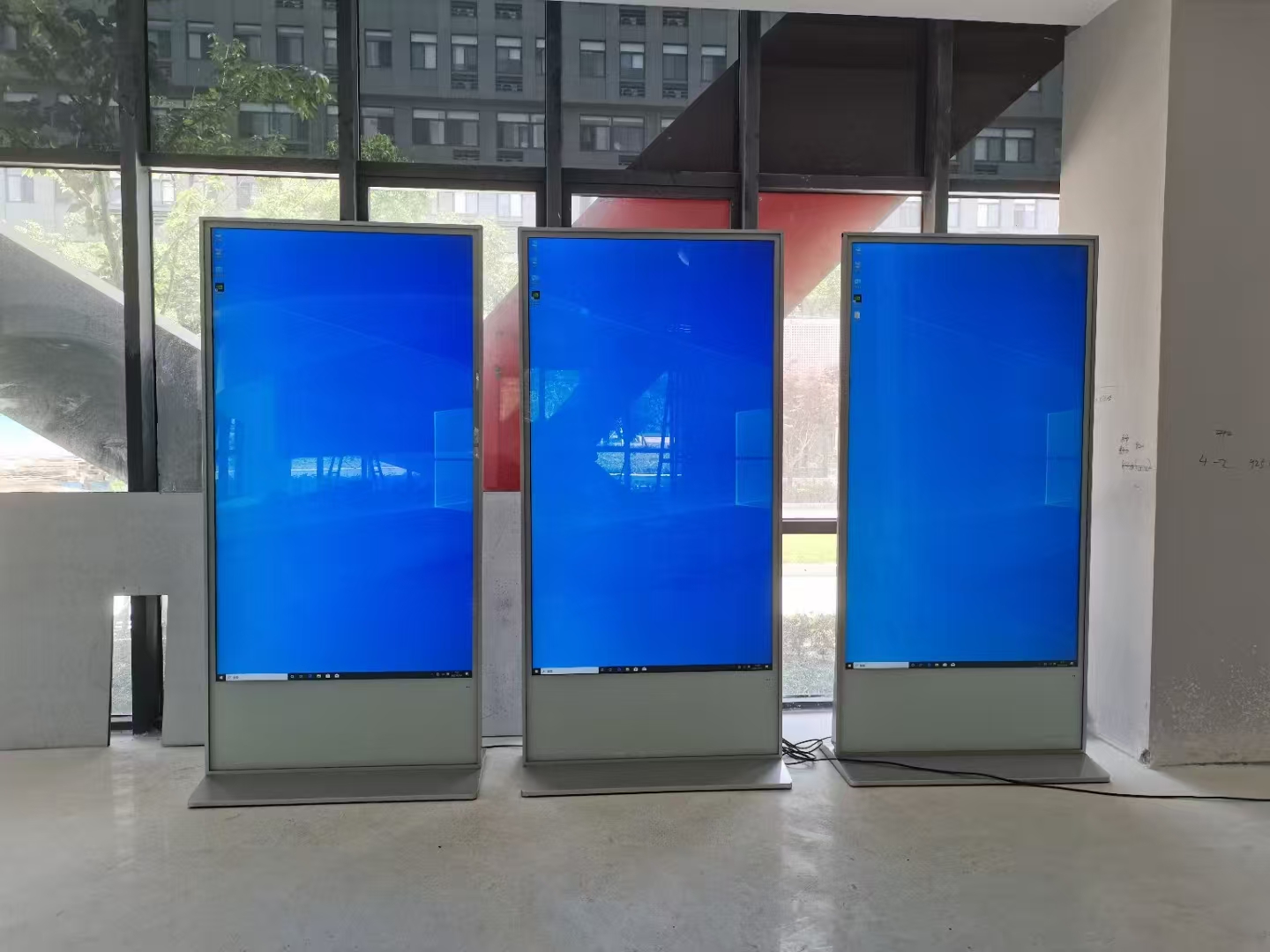 3.jpg 高格欣全面屏广告机:超清视界,智领未来商业展示新风尚(图3)