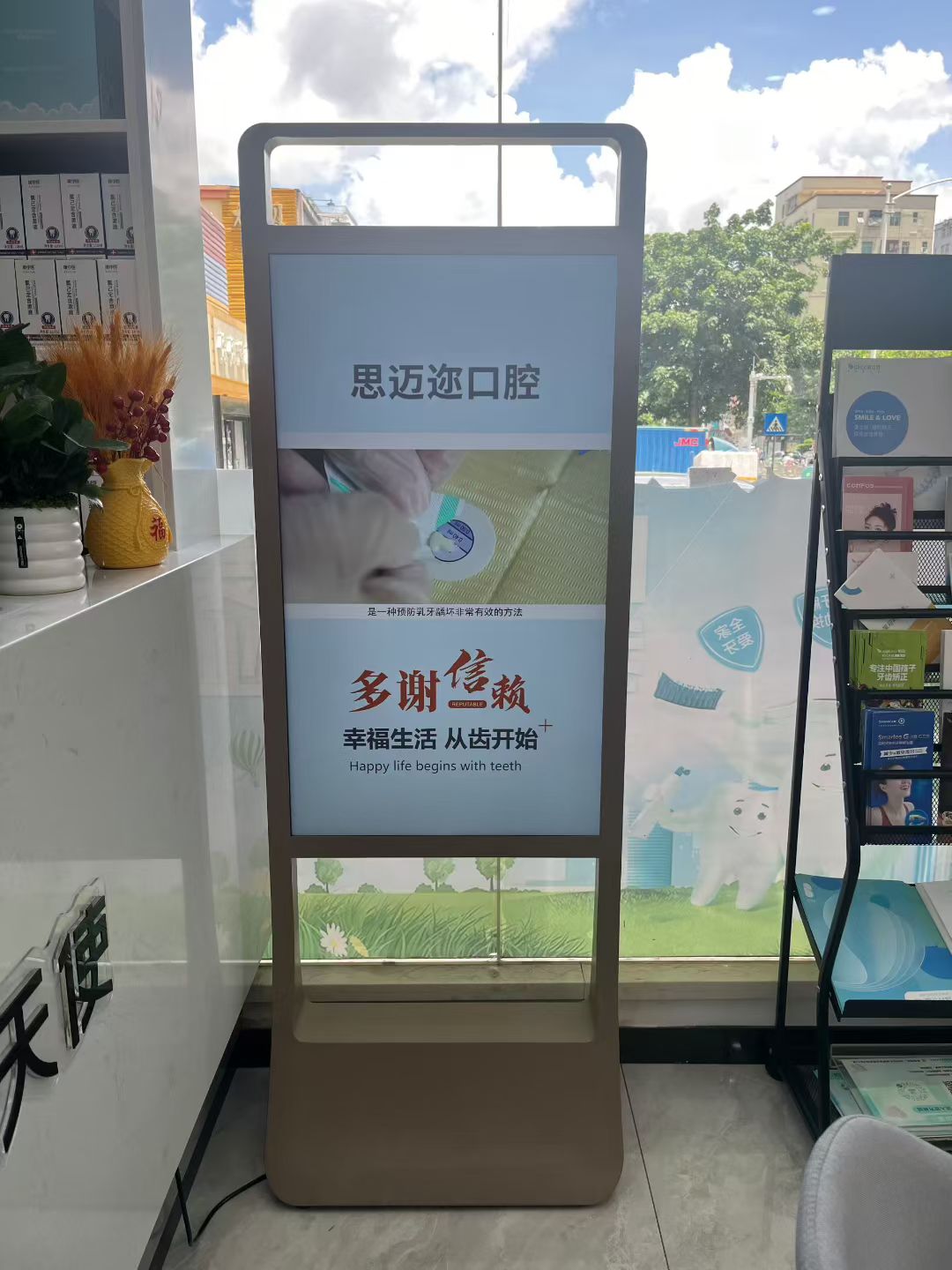 高格欣科技立式水牌​I点亮广告新视界(图2)