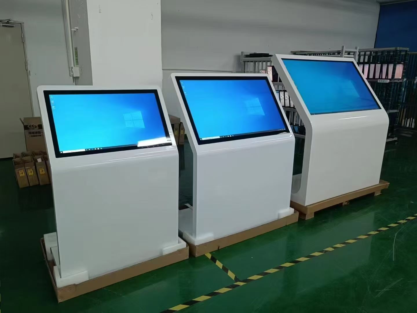 L型斜面触摸一体机：触摸查询交互智能显示终端(图1)