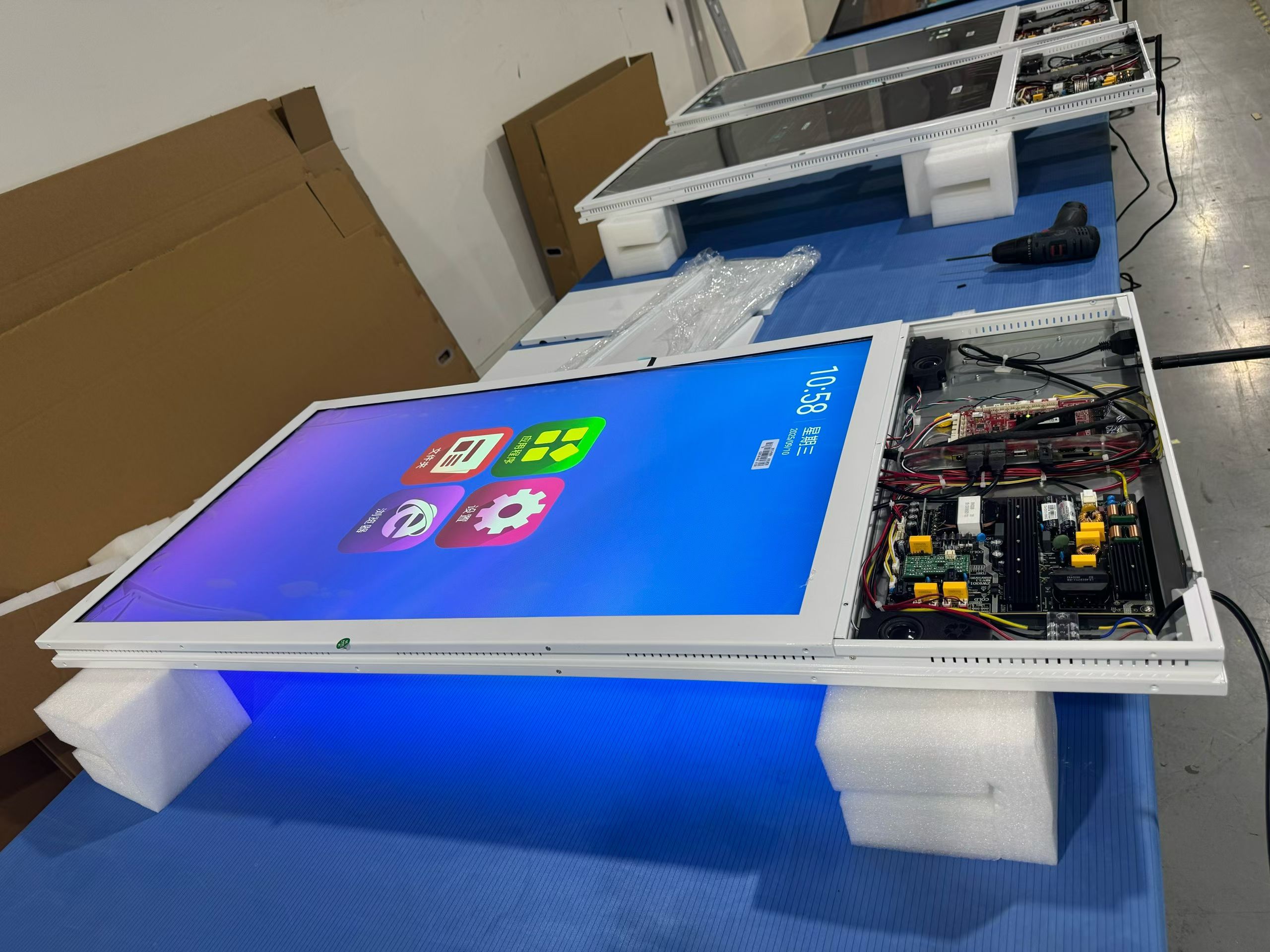 38.jpg 高格欣科技商用显示屏与普通家用显示屏的差异化解析:从场景需求到技术配置的全维度对比(图3)