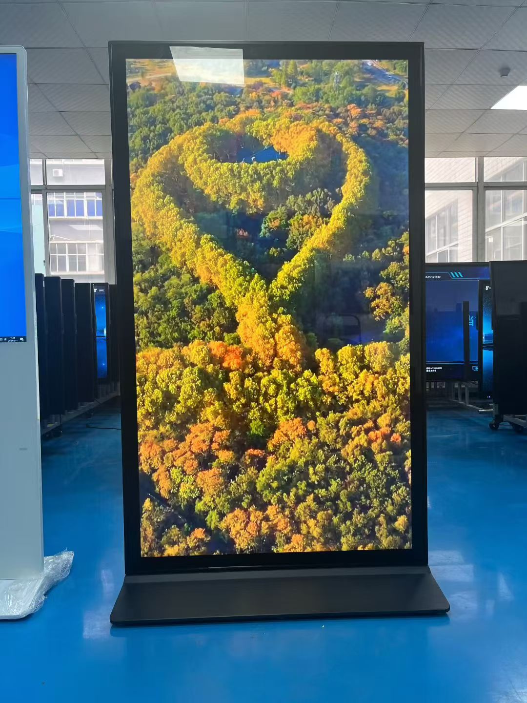 107.jpg 高格欣科技商用显示屏与普通家用显示屏的差异化解析:从场景需求到技术配置的全维度对比(图1)